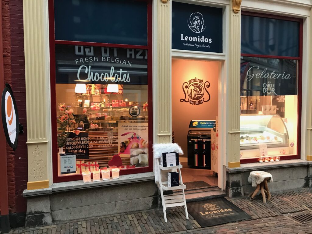 Leonidas Leeuwarden is sinds 2018 gevestigd in de Kleine Kerkstraat in Leeuwarden.